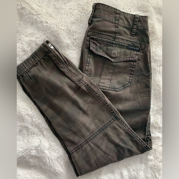 SANCTUARY Peace Trooper Camo jogger pants with side zipper at the hem. Size 25 - Picture 10 of 14